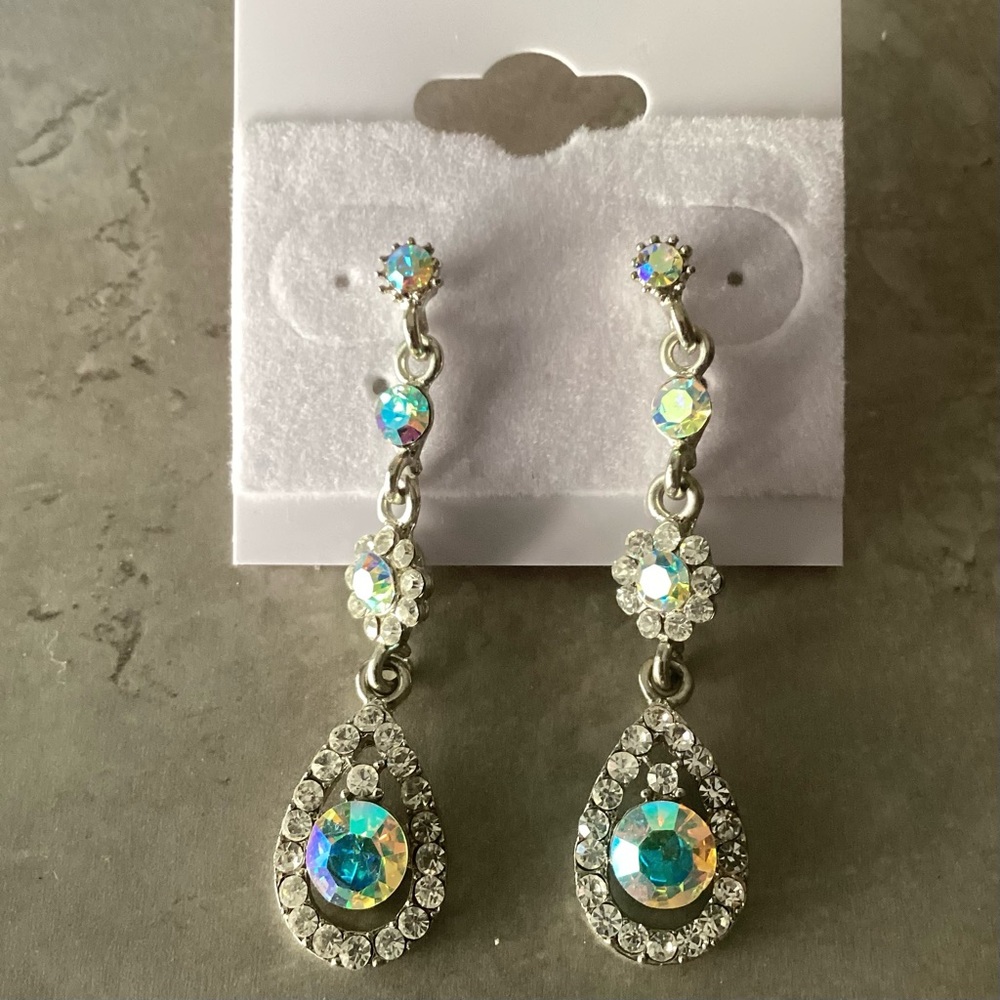 NWOT aurora borealis rhinestone dangle earrings